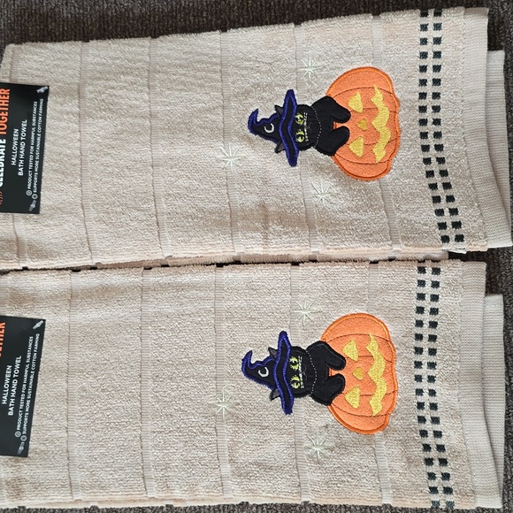 BUNDLE OF 2 HALLOWEEN BATH HAND TOWELS - Picture 1 of 7